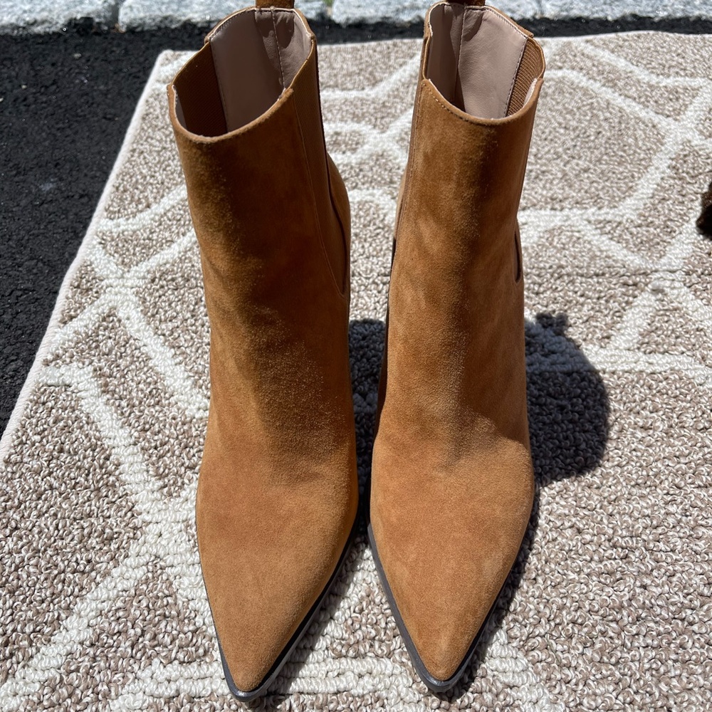 Saks Fifth Avenue Woman’s booties size 9